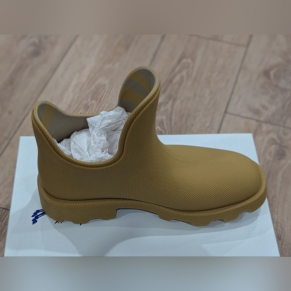 $820 Mens Burberry Pebbled Rubber Rain Ankle Boots Manilla 44 US 11 - Picture 3 of 8